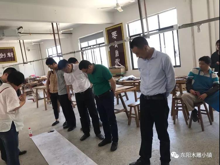 杭州海关人教处处长乐培宏金华海关关长吴伟栋一行实地考察了东阳木雕